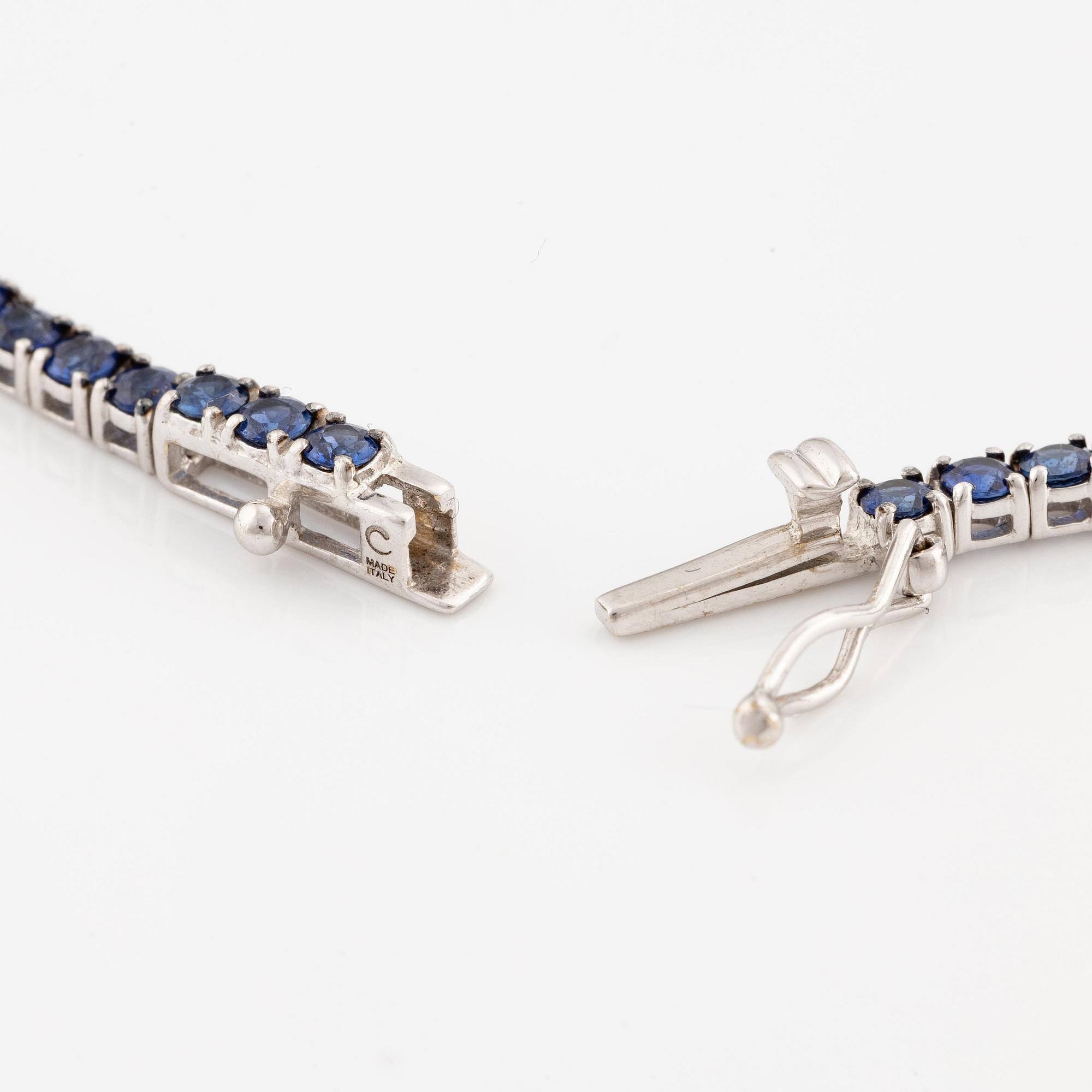 Collier 18K vitguld med fasettslipade safirer.