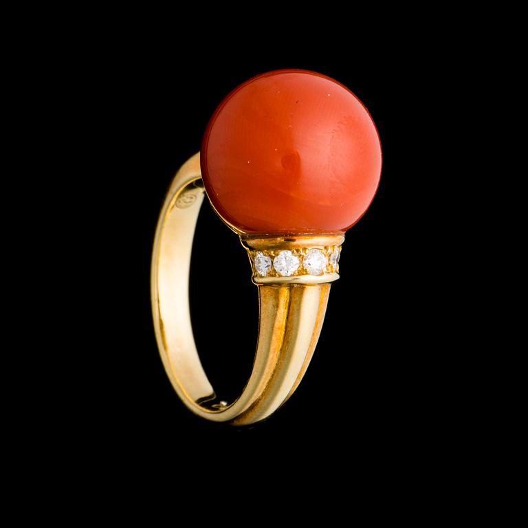 RING, 18K guld, korall, briljantslipade diamanter. Vikt ca 7,4 g.