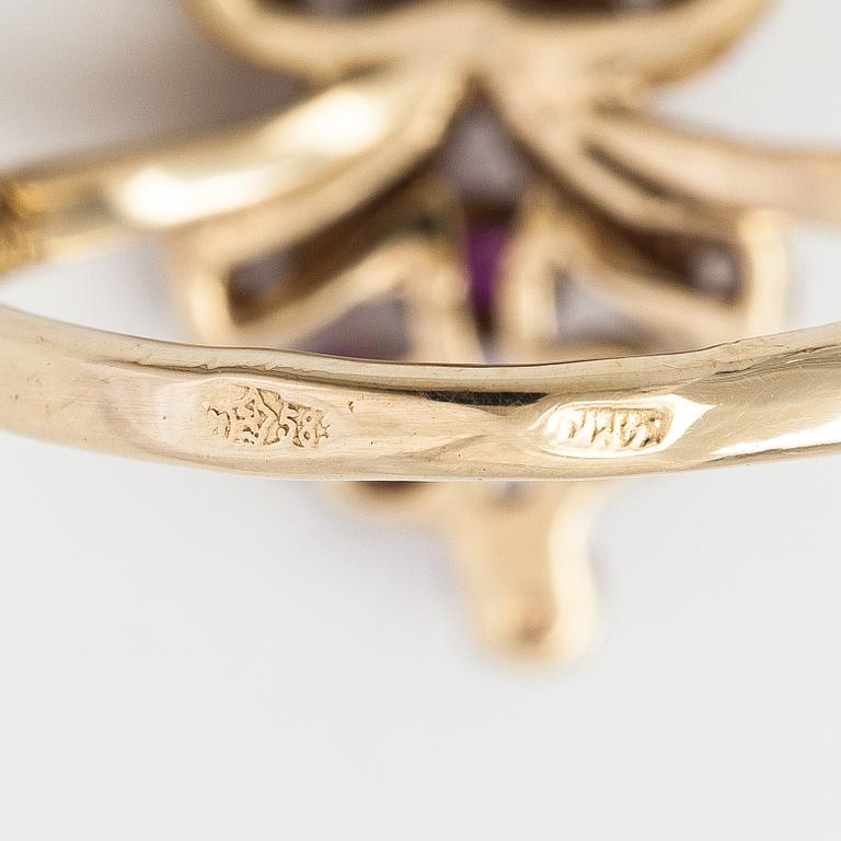 A 14K gold ring with diamonds ca. 0.14 ct in total and rubies.