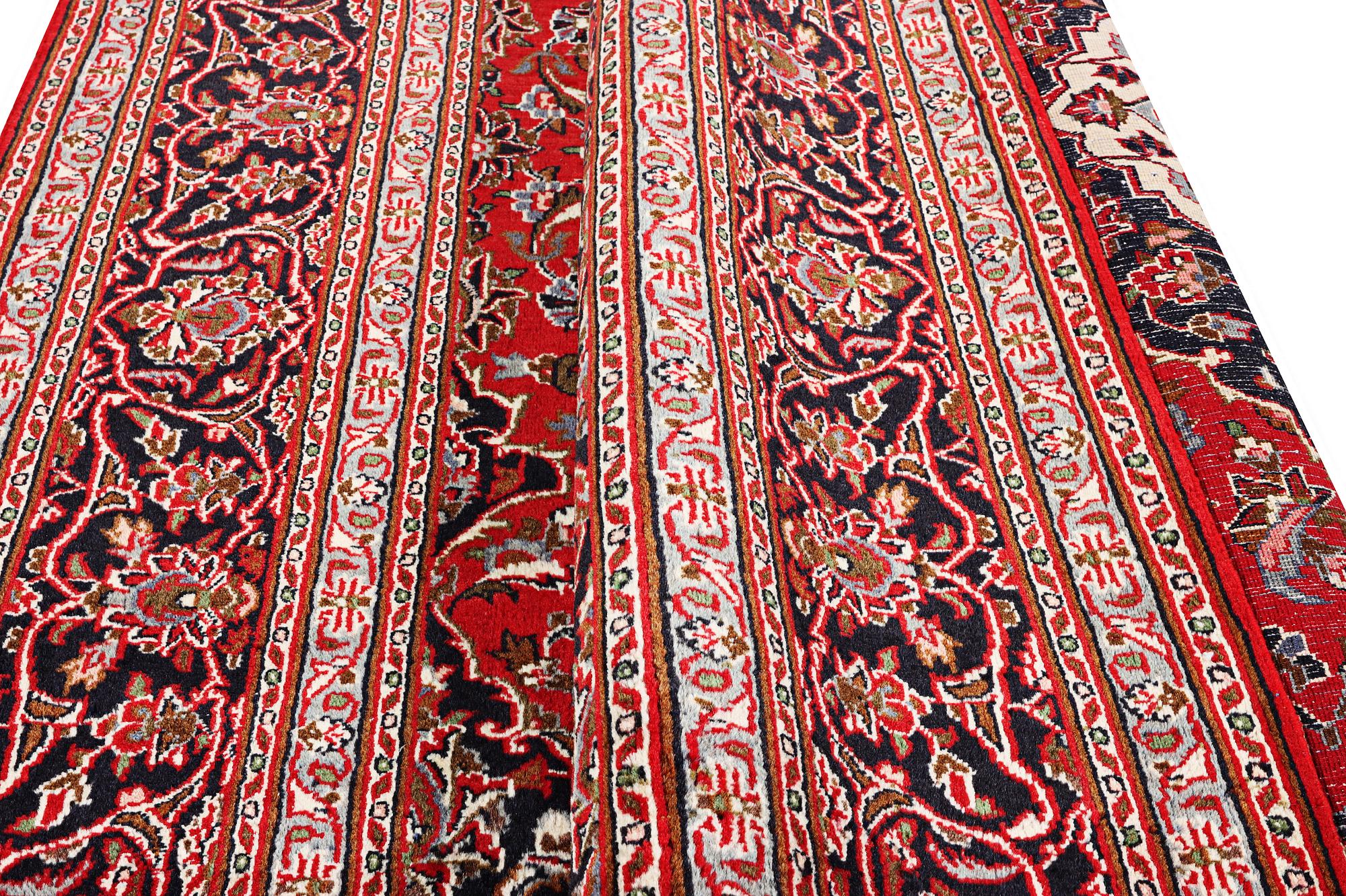 A Kashan carpet, c. 290 x 204 cm.