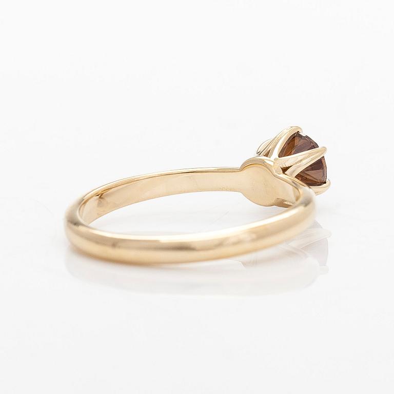 A 14K gold ring set with a brilliant-cut brown diamond. With IGI-report.