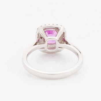 Ring 18K vitguld med en rosa safir samt runda briljantslipade diamanter.
