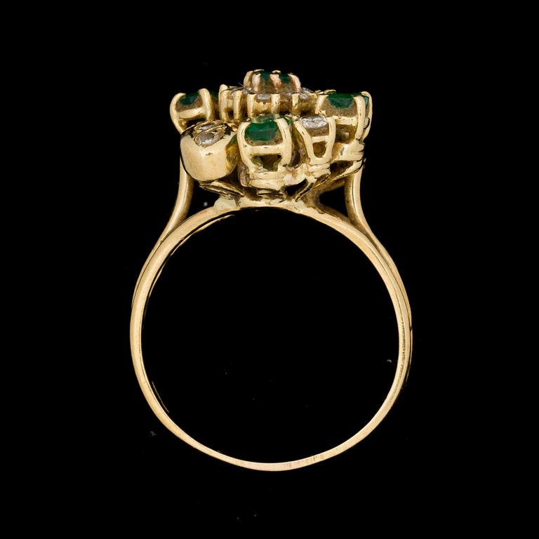 RING, 18k guld med smaragder och diamanter. Vikt ca 6g.