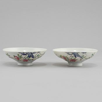 SKÅLAR, 2 st, porslin, Kina, 1900-tal, märkta med Yongzheng sex karaktärers märke.