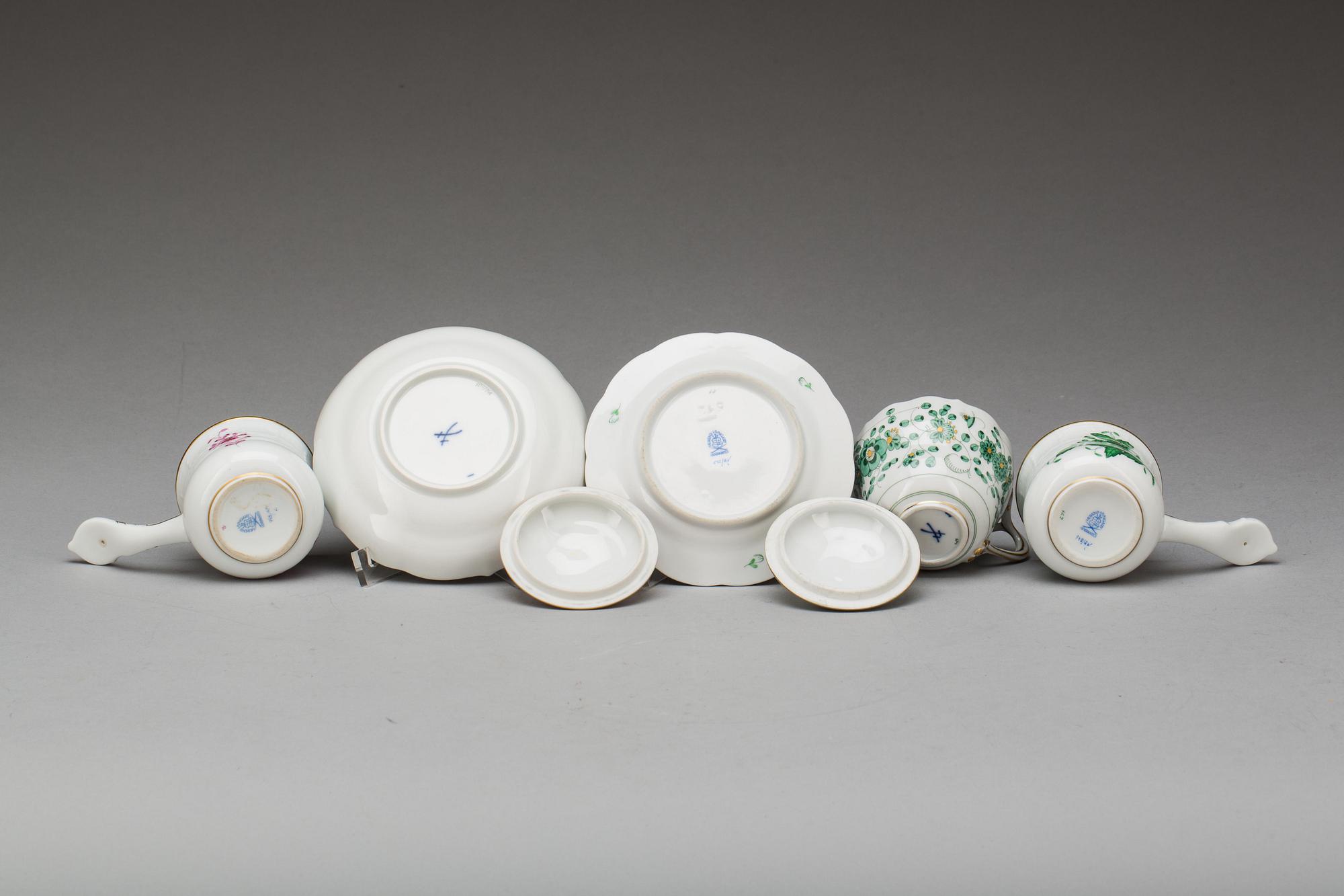 KOPP PÅ FAT och CREMEKOPPAR, 2 st. Porslin, Meissen resp. Herend.