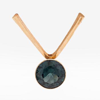 Pendant, 14K gold with synthetic spinel.