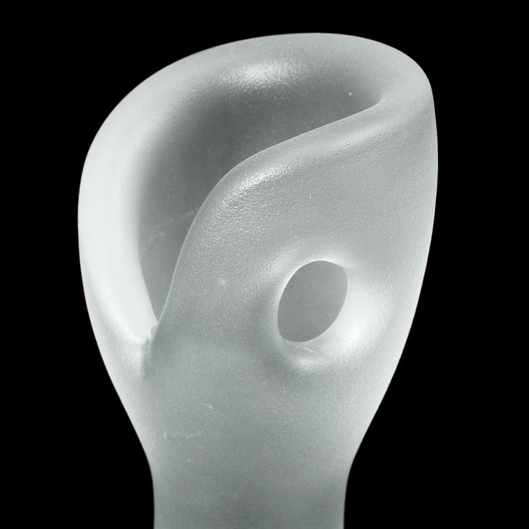 TIMO SARPANEVA, skulptur, glas, "Pirunnyrkki" (Jättens näve), Iittala, Finland.