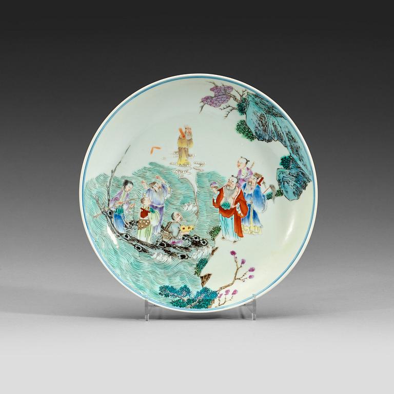 A famille rose figure scene dish, Qing dynasty 19th century. With seal mark.