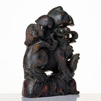 A wooden scultpure of a buddhist lion, Qing dynasty (1664-1912).