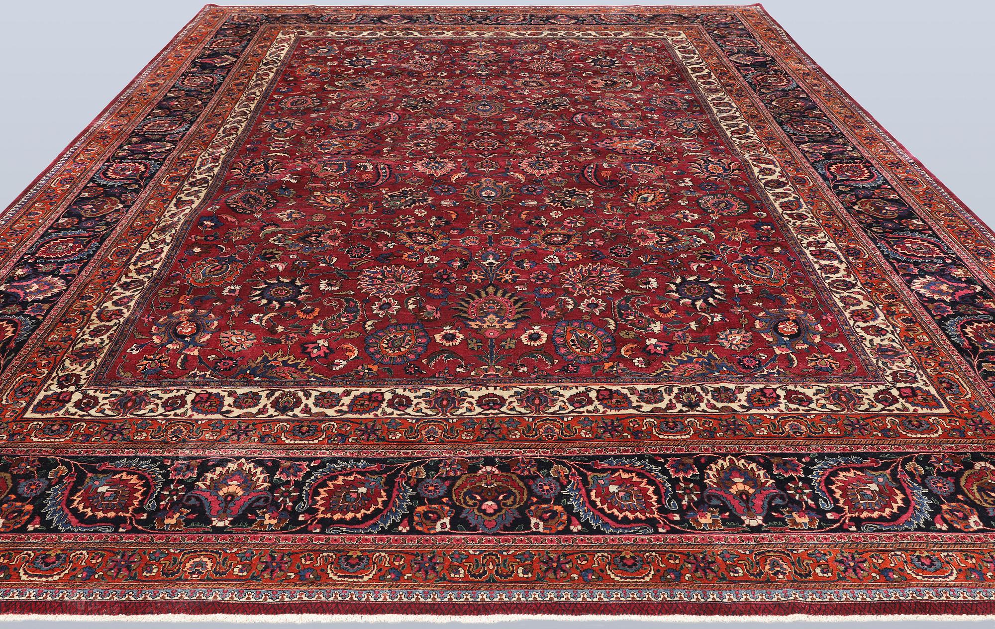 Matta, Meshed, signerad Saber, 459 x 348 cm.