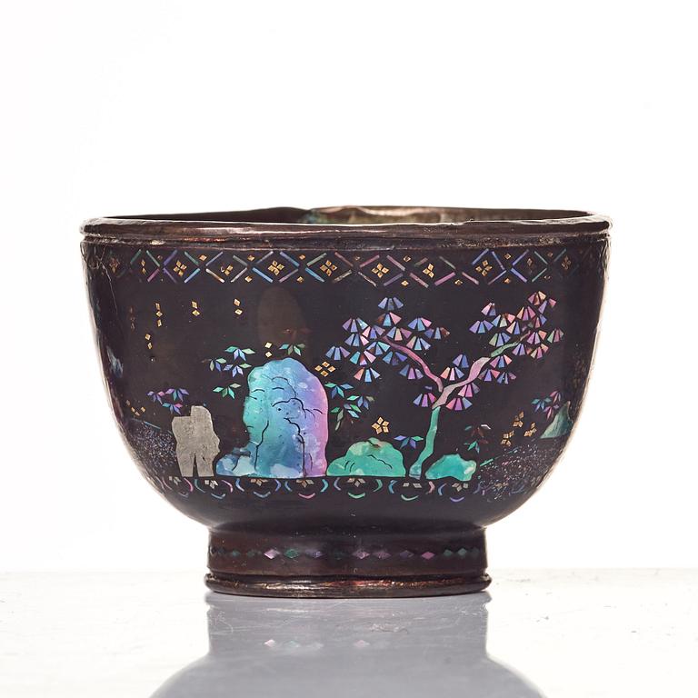 A peach shaped lacque burgaute bowl, 18th Century.