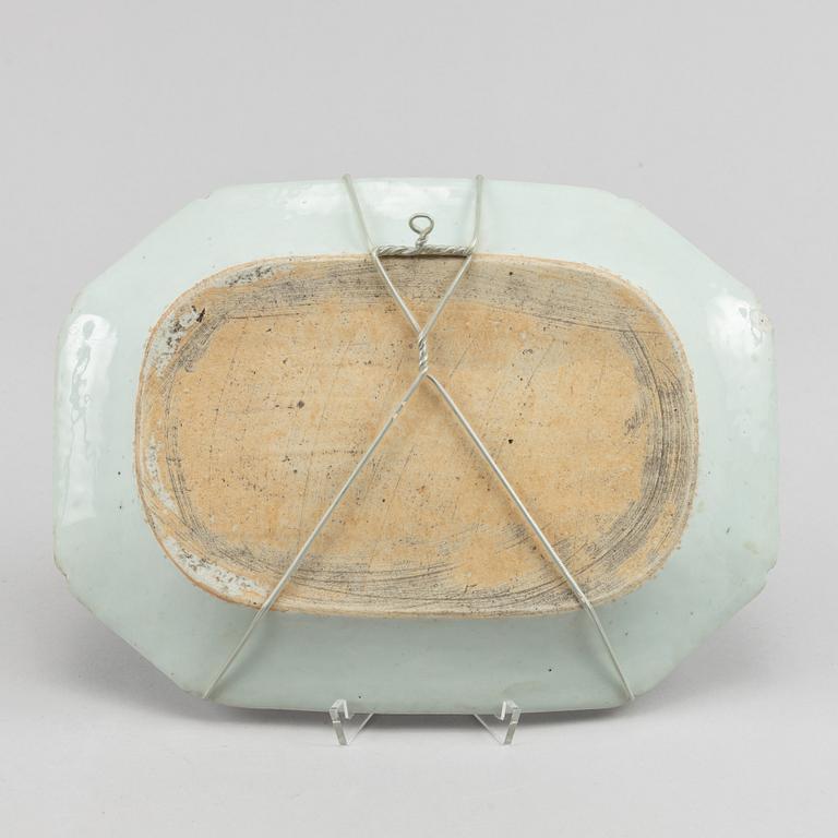 A blue and white tureenstand and a soup dish, Qing dynasty, Qianlong (1736-95).