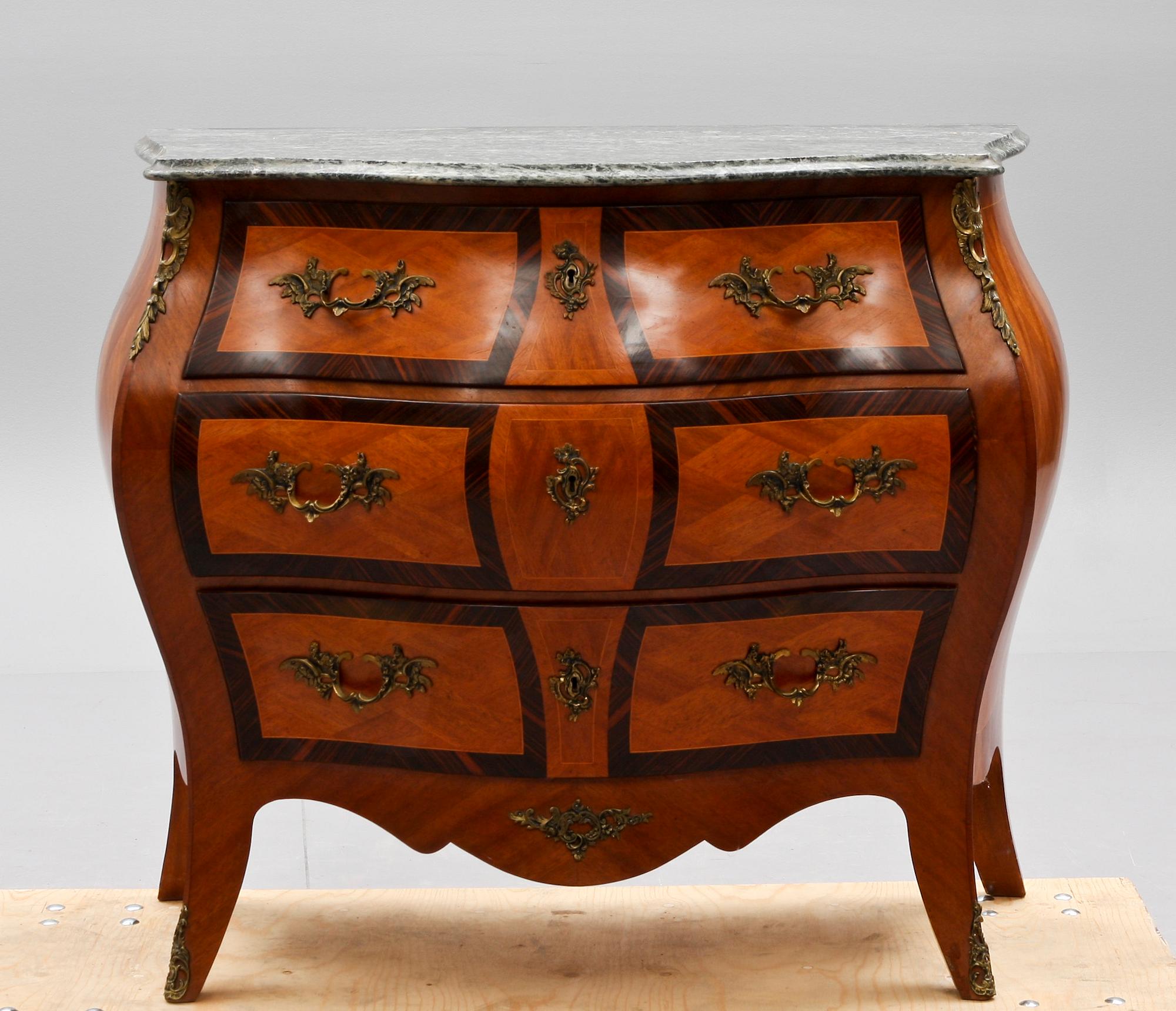 BYRÅ, rokokostil. 1900-tal.