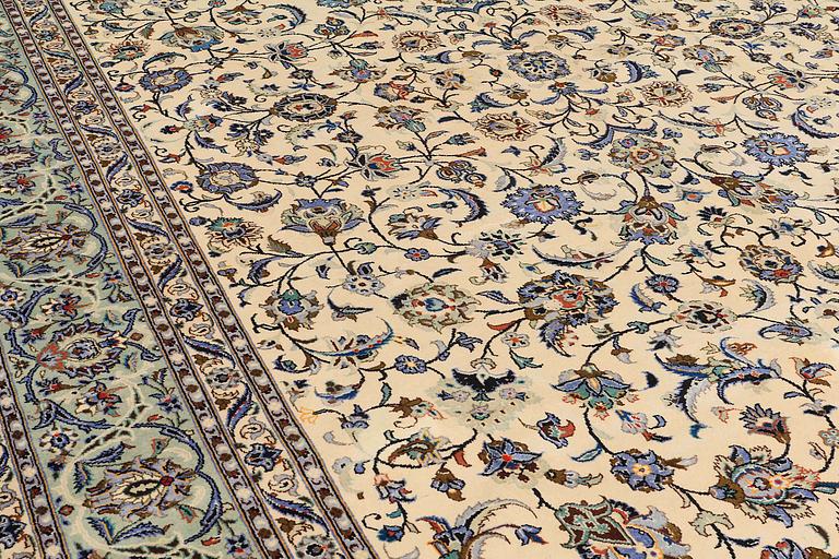 A carpet, Kashan, ca 474 x 320 cm.