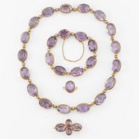 Garnityr med en collier, ett armband, en brosch och en ring.