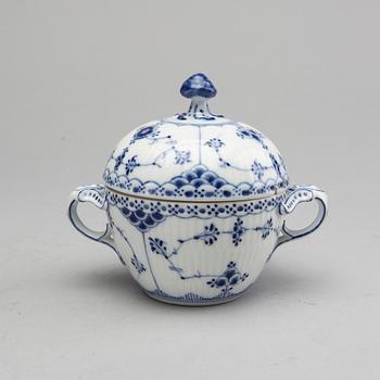 ROYAL COPENHAGEN, kaffeservis, 15 dls Musselmalet halvblond, porslin, första- och andrasortering.