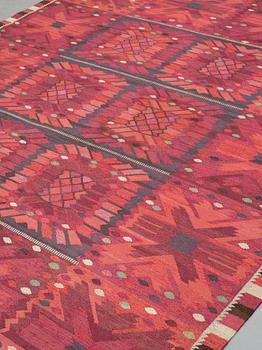 Barbro Nilsson, Matto, "Nejlikan röd", flat weave, ca 320-323 x 251 cm, signed AB MMF BN.