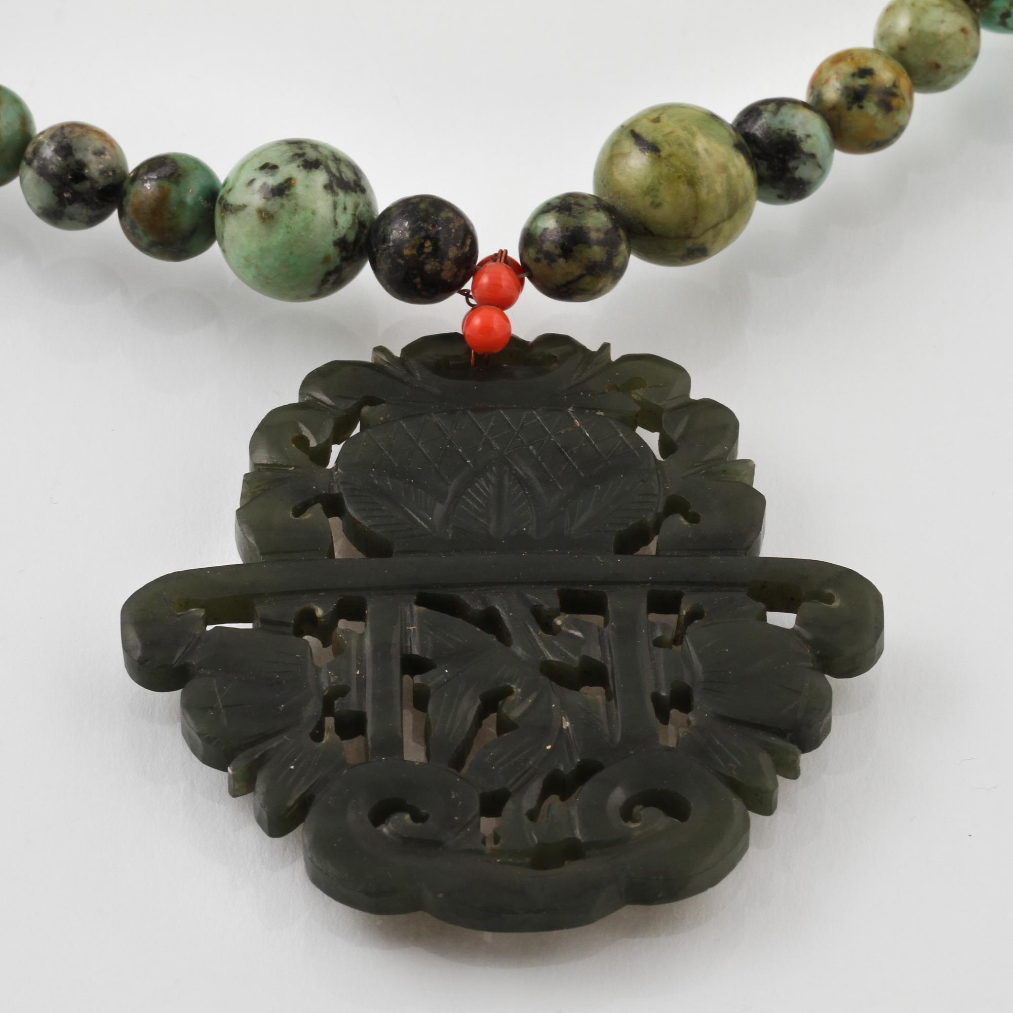 COLLIER, metall troligtvis med jadeit, krysopras samt korall, orientaliskt.