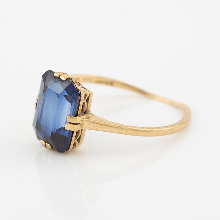 Ring, 18K guld med syntetisk safir.