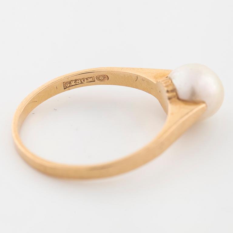 A cultured pearl ring by  Ceson, Göteborg, 1988.