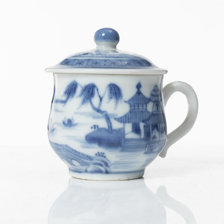 Cremekoppar, sex stycken, porslin, Kina, Qingdynastin, omkring 1800.