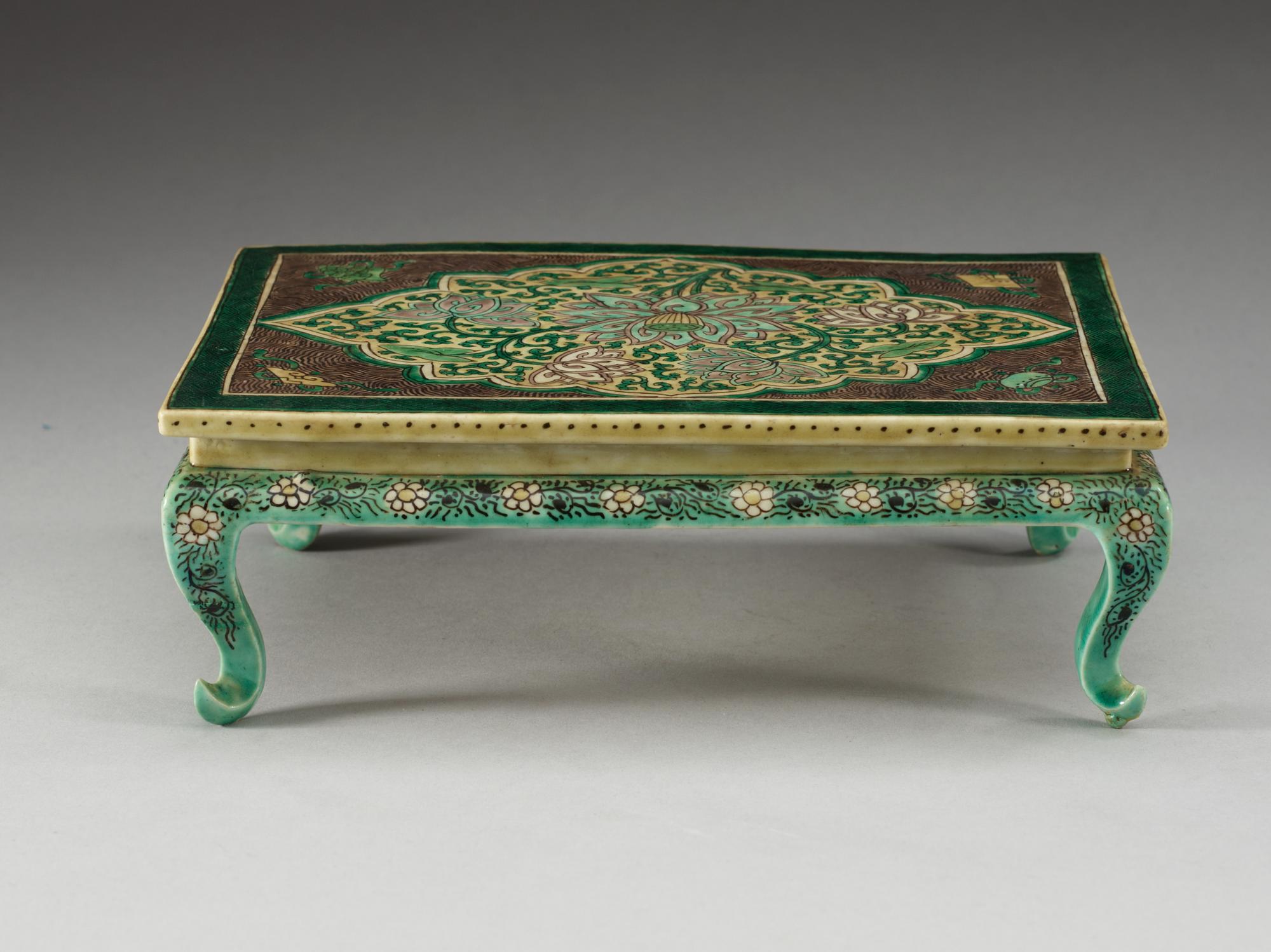 BORDSSTÄLL, porslin. Qing dynastin, Kangxi (1662-1722).