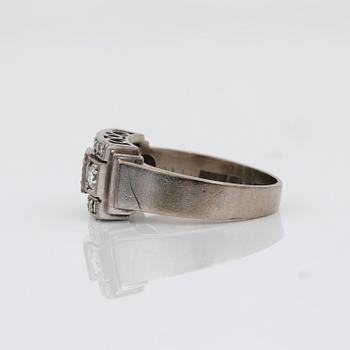 RING, 18K vitguld med olika slipade diamanter, tot ca 0,44 ct, Cesons, Göteborg, 1973. Vikt 5,23 g.