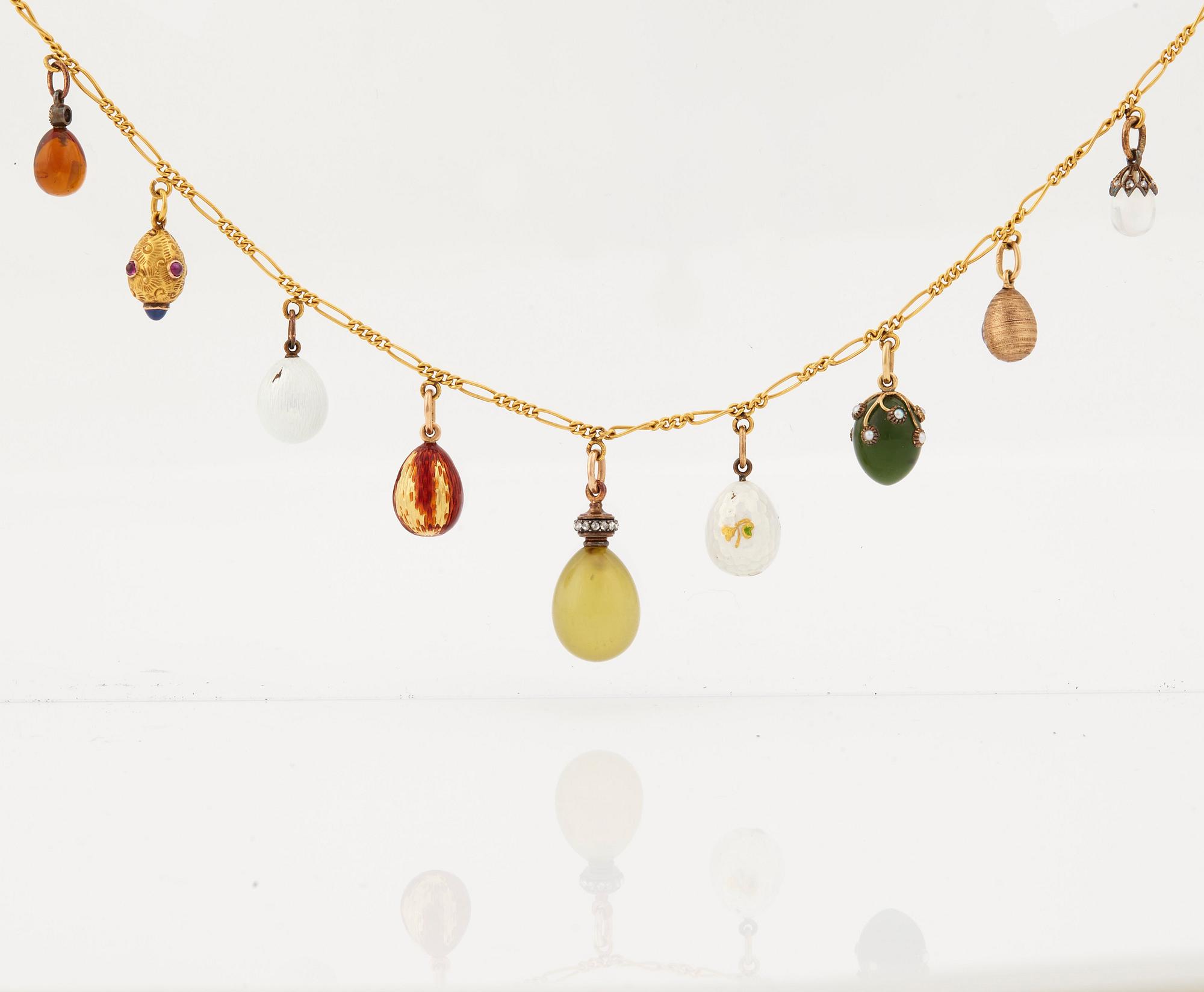 FABERGÉ, HALSKEDJA MED 9 MINIATYRPÅSKÄGG, guld, emalj MM, OLIKA VERKMÄSTARE S:T PETERSBURG 1899-1908.