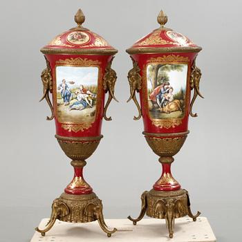 URNOR, ett par, porslin och metallbeslag, 1900-talets slut.