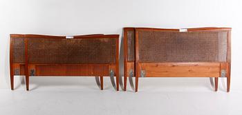 SÄNGGAVLAR. Ett par. Firma Svenskt Tenn.