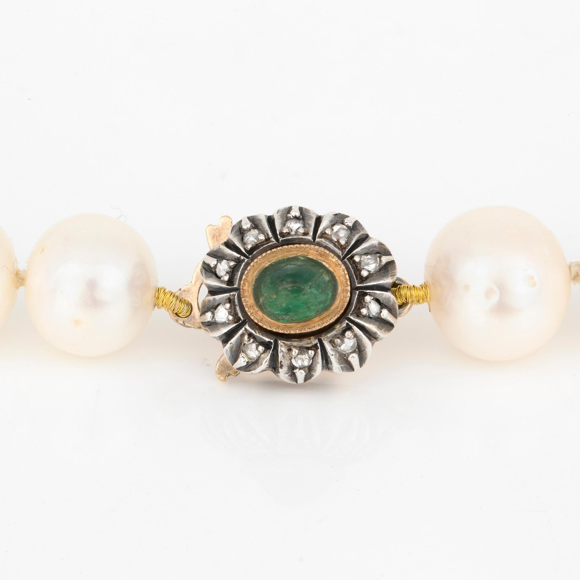 PÄRLCOLLIER, odlade sötvattenspärlor med lås i 18K guld dekorerad av grön sten samt rosenslipade diamanter.