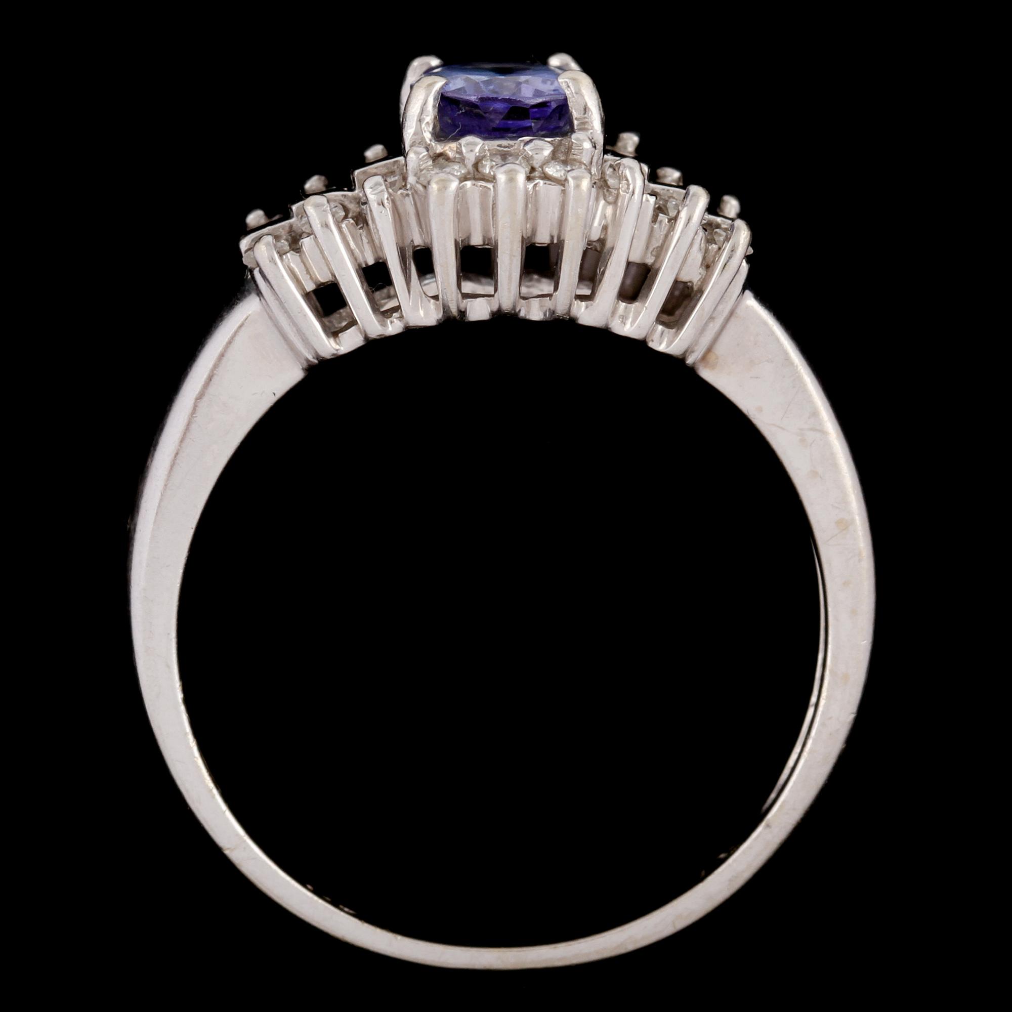 RING, 14k vitguld med fasettslipad tanzanit 1.00 ct samt 12 trapets och 6 briljantslipade diamanter, tot 0.50 ct. Vikt 4.