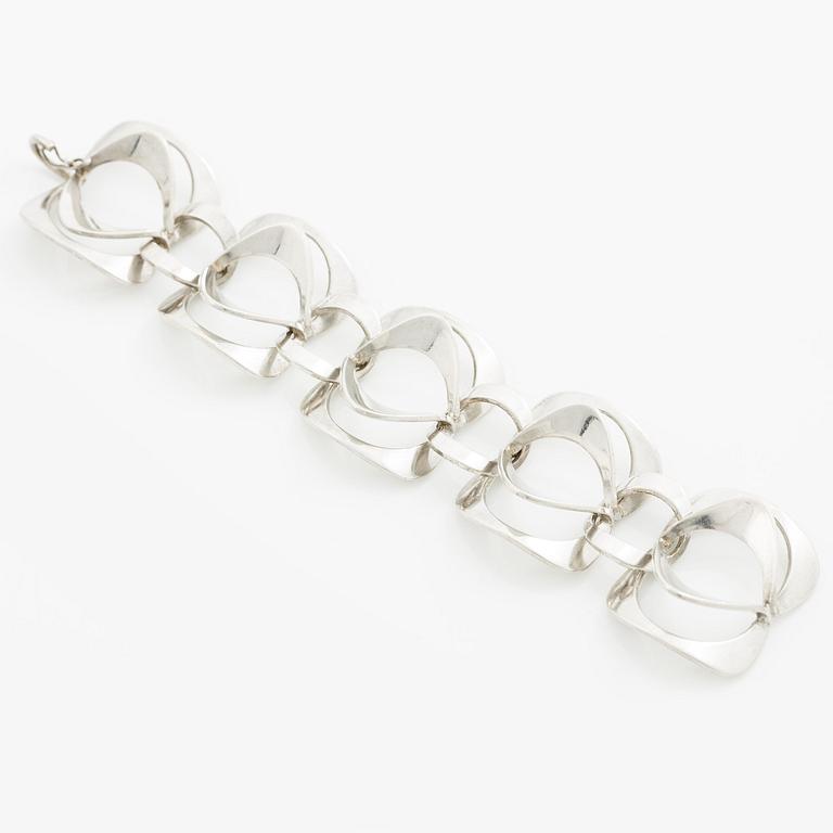 Theresia Hvorslev, a bracelet, silver, Falköping 1972. For Alton.