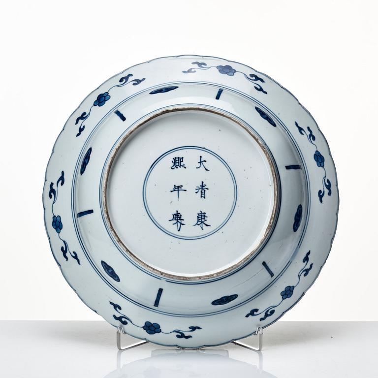 A blue and white dish, Qing dynasty, Kangxi (1662-1722).