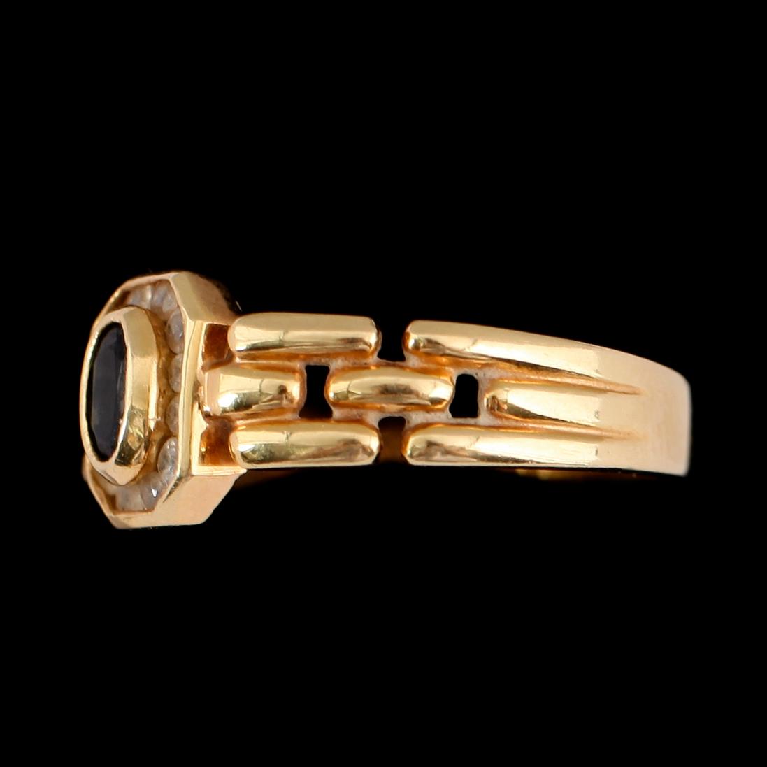 RING, 18 k guld med safir och mindre briljanter.
