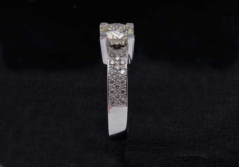 A RING, brilliant cut diamonds c. 1.55 ct. Center stone c. 1.20 ct. 18K white gold, weight 7 g.