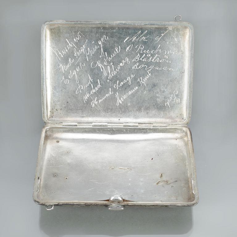 CIGARETTETUI, låghaltigt silver 813, Kultateollisuus, Åbo, Finland, 1916. Vikt ca 208g.