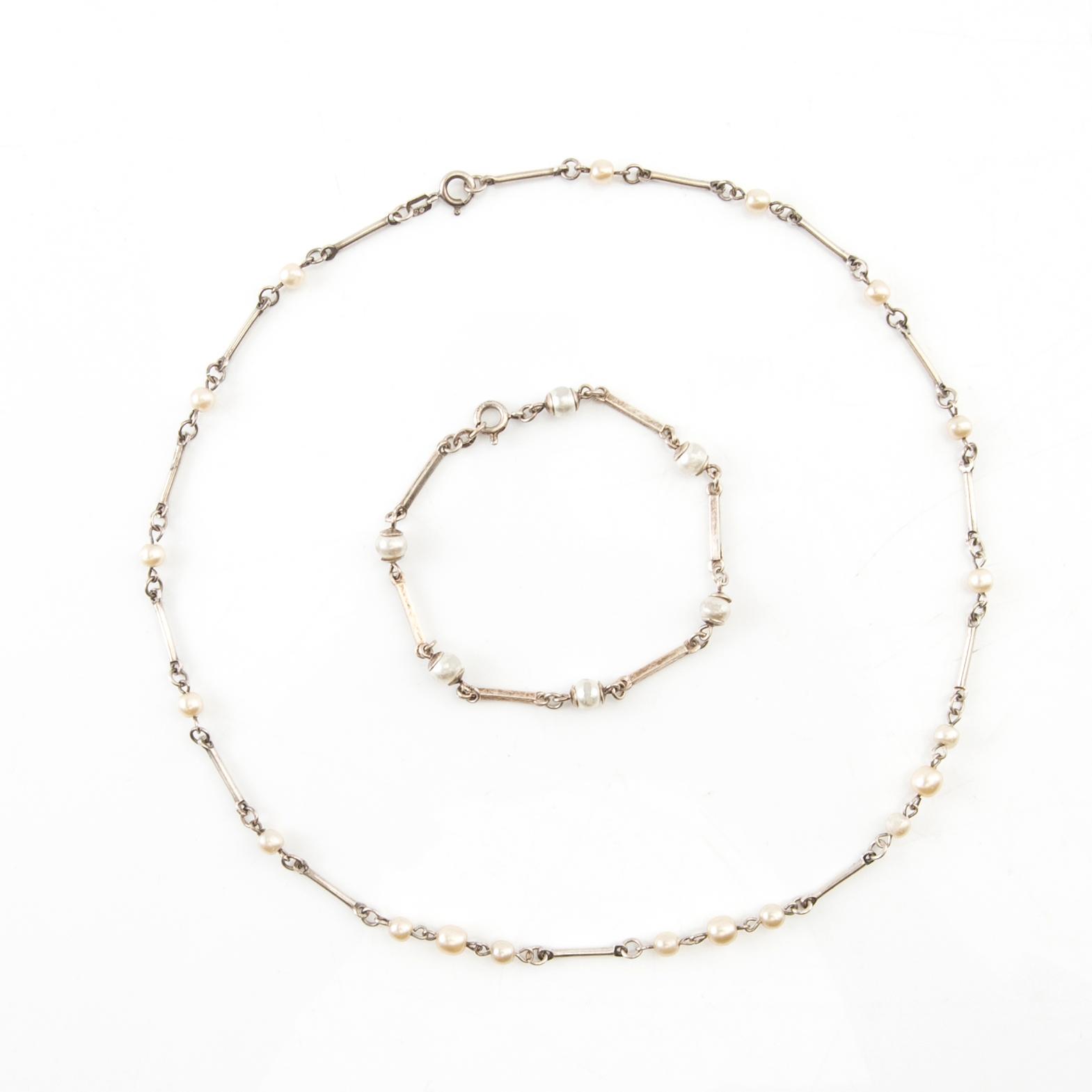 Halsband och armband silver och pärlor svenska importstämplar.