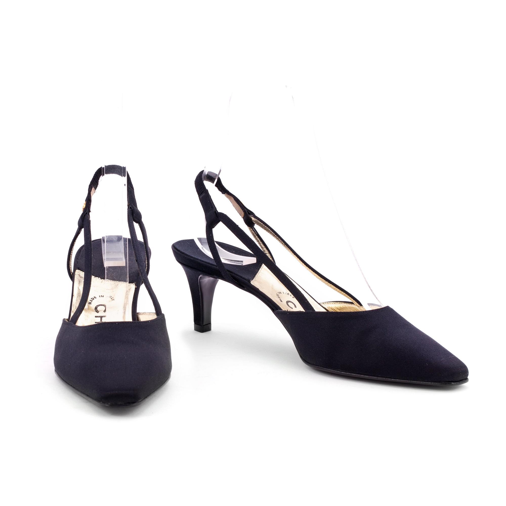 CHANEL, ett par sling-back pumps. Storlek 38 1/2.