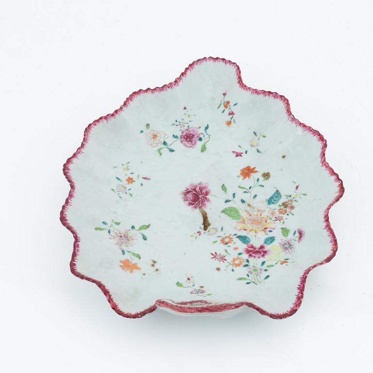 A leaf shaped famille rose serving dish, Qing dynasty, Qianlong (1736-95).