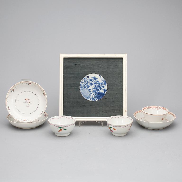 PARTI, porslin, fem delar. Qing dynastin, 1700-tal samt inramad MING SKÄRVA, 1600-tal.