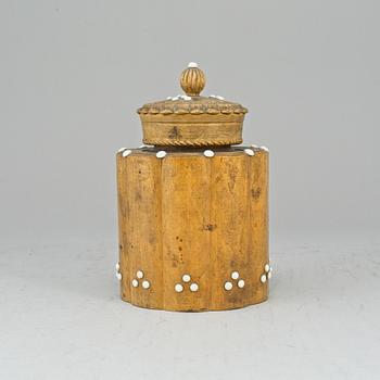 A wooden tobacco jar, 19th century.