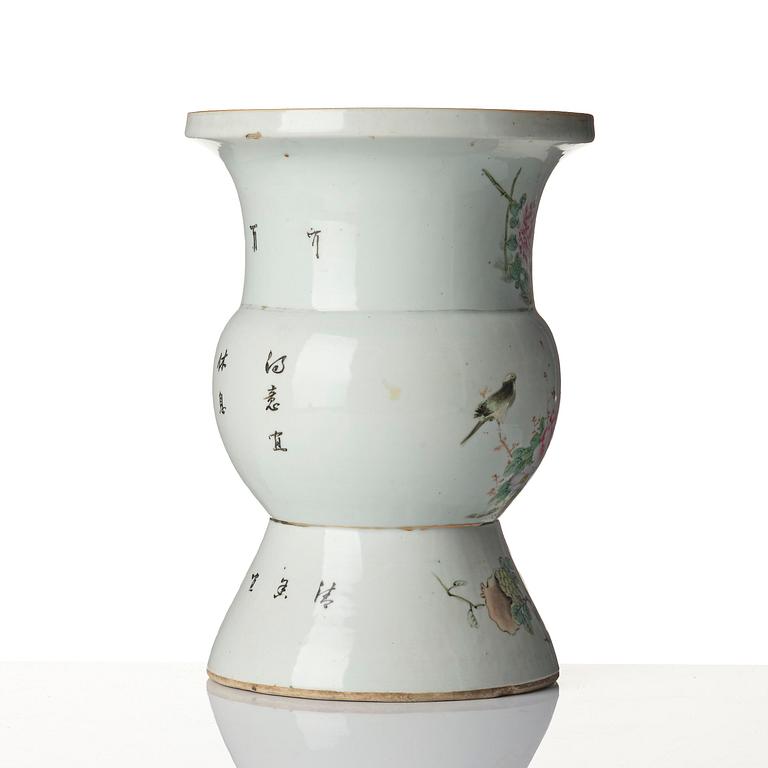 A famille rose vase, early 20th century.