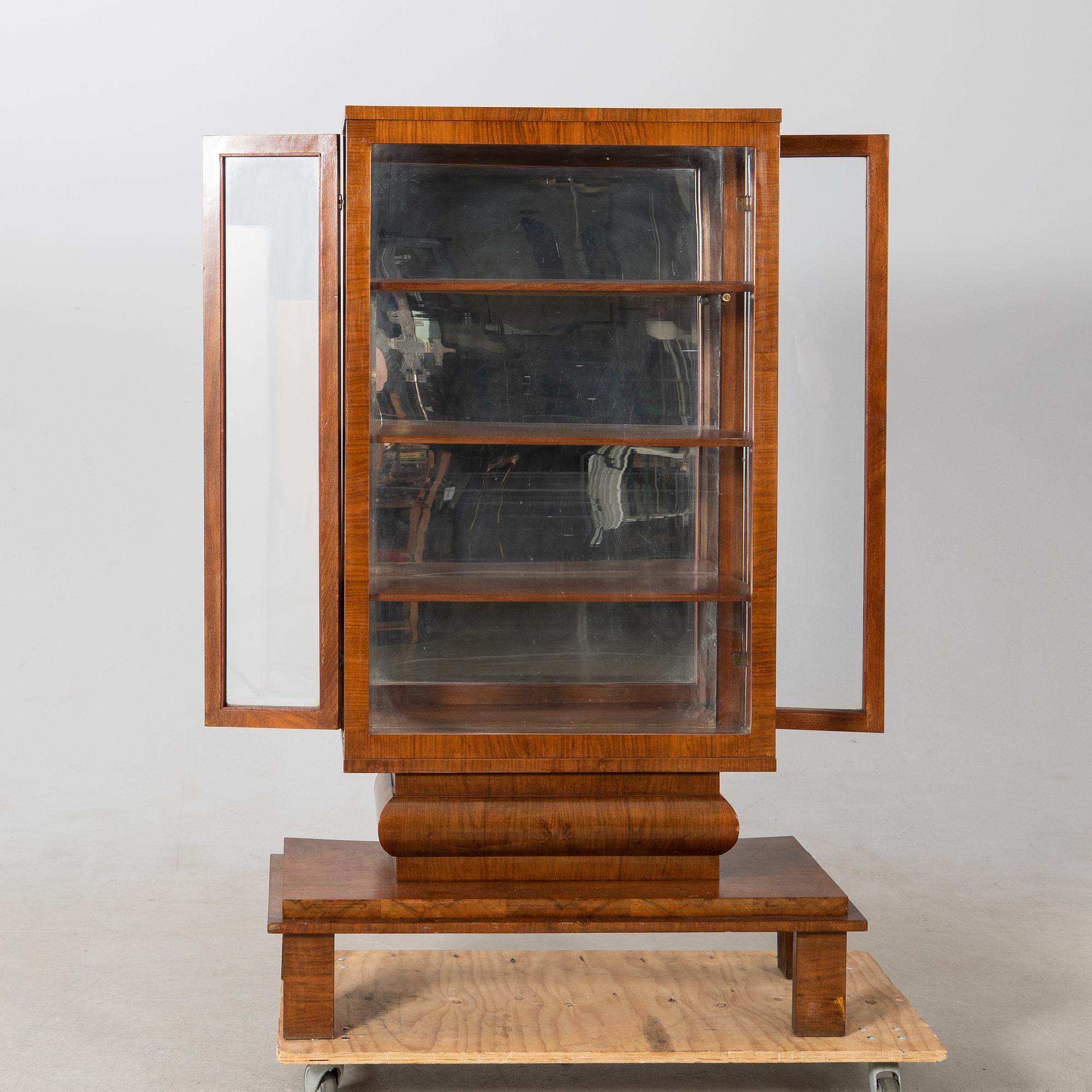 Vitrinskåp, Art Deco 1900-talets första hälft.