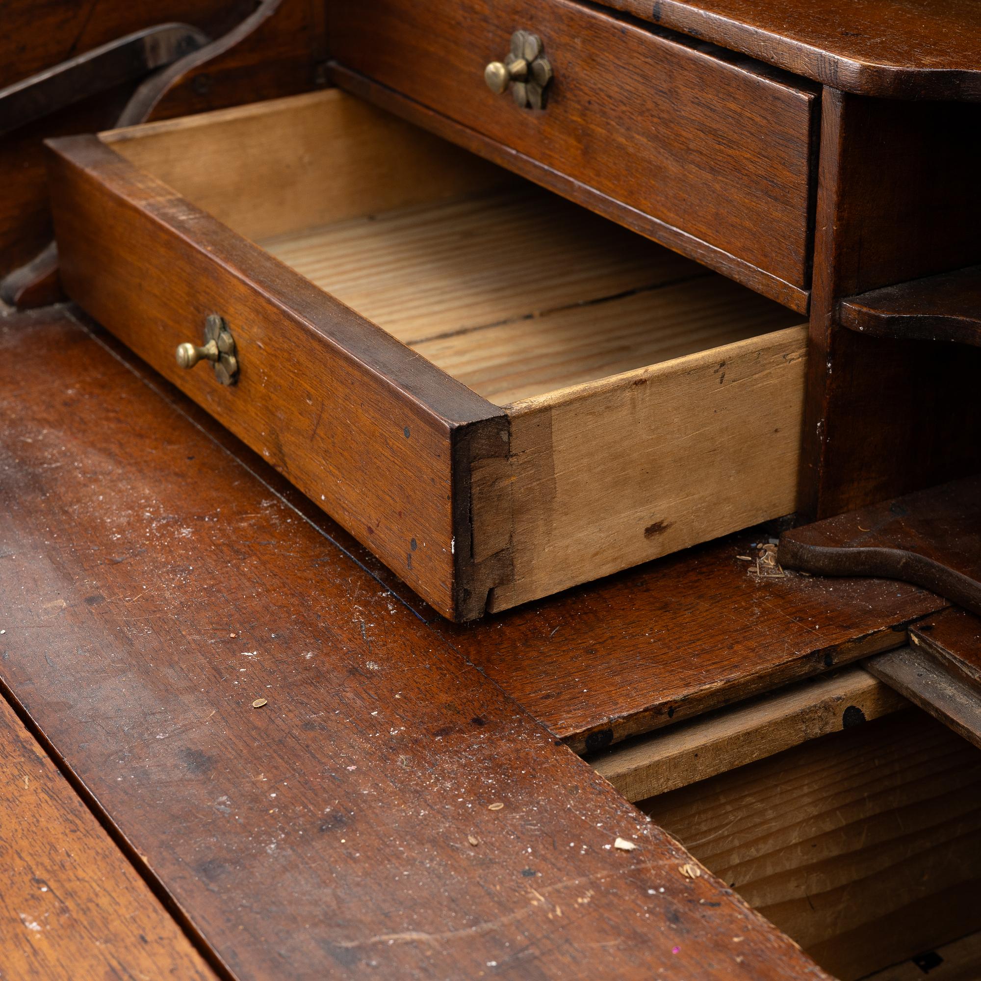 A writing desk, Louis XV, France, 18th Century.