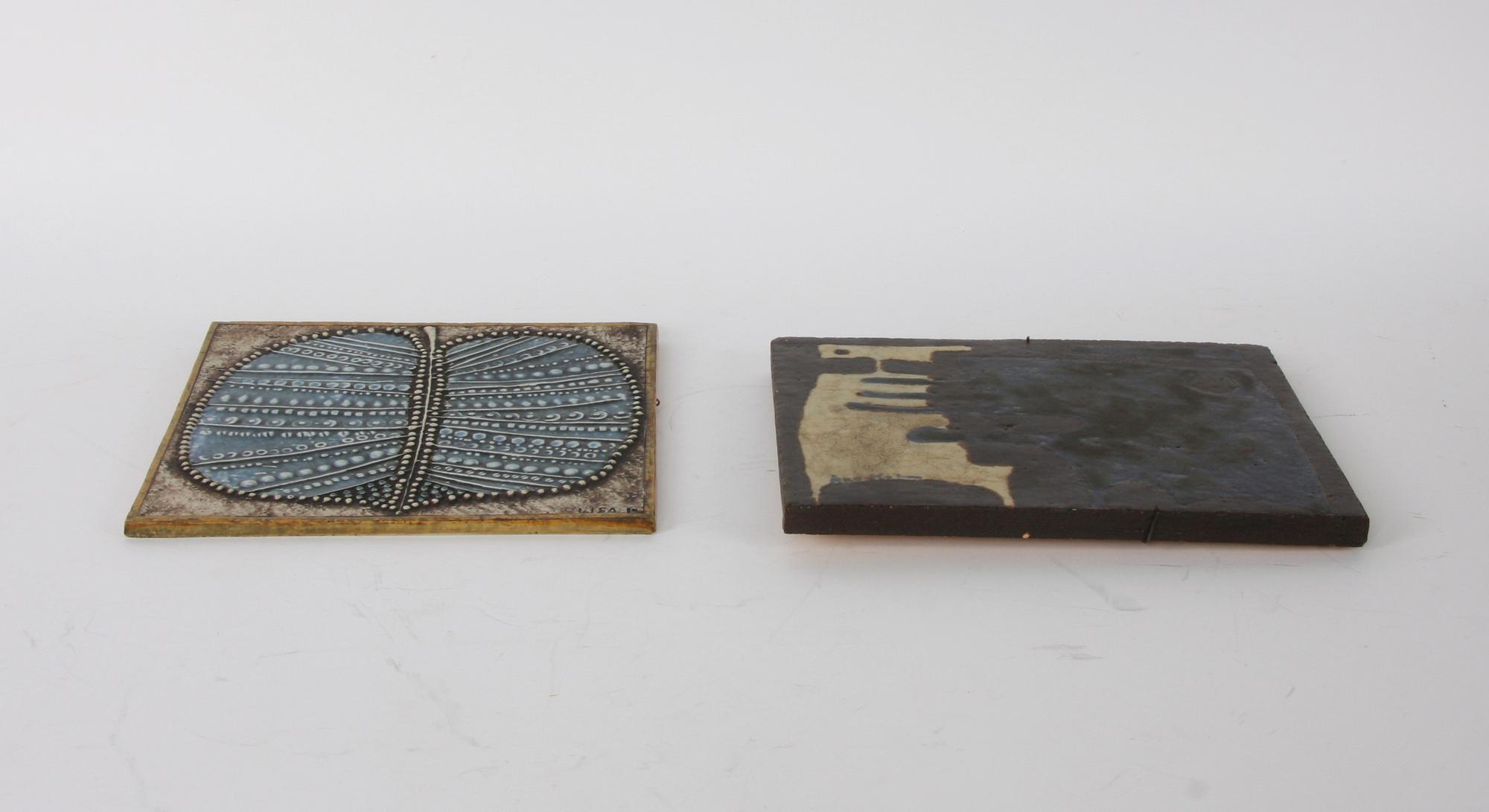 VÄGGPLAKETTER, 2 st, stengods, Lisa Larson resp Åke Holm.