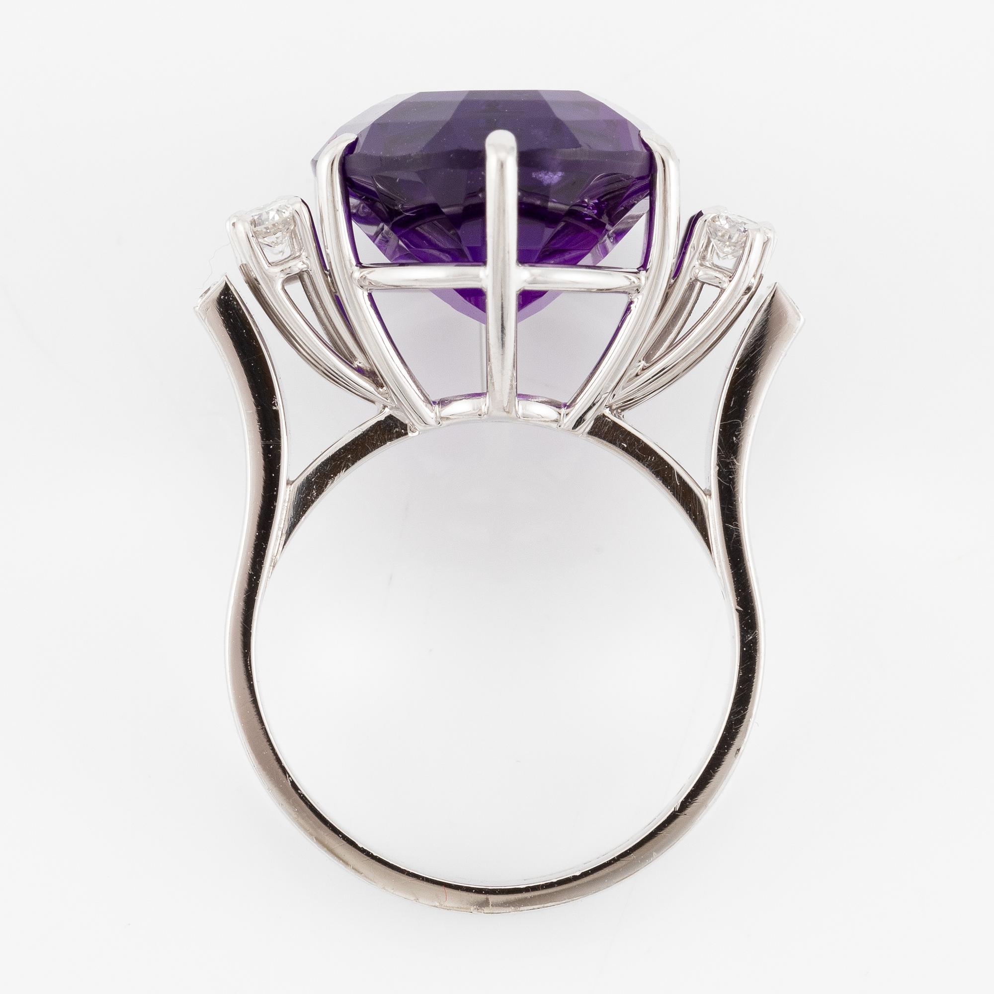 Ring 18K vitguld med en fasettslipad ametist samt runda och åttkantslipade diamanter, CF Carlman.