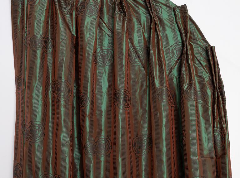 Gardiner, ett par, grönt mönstrat siden.