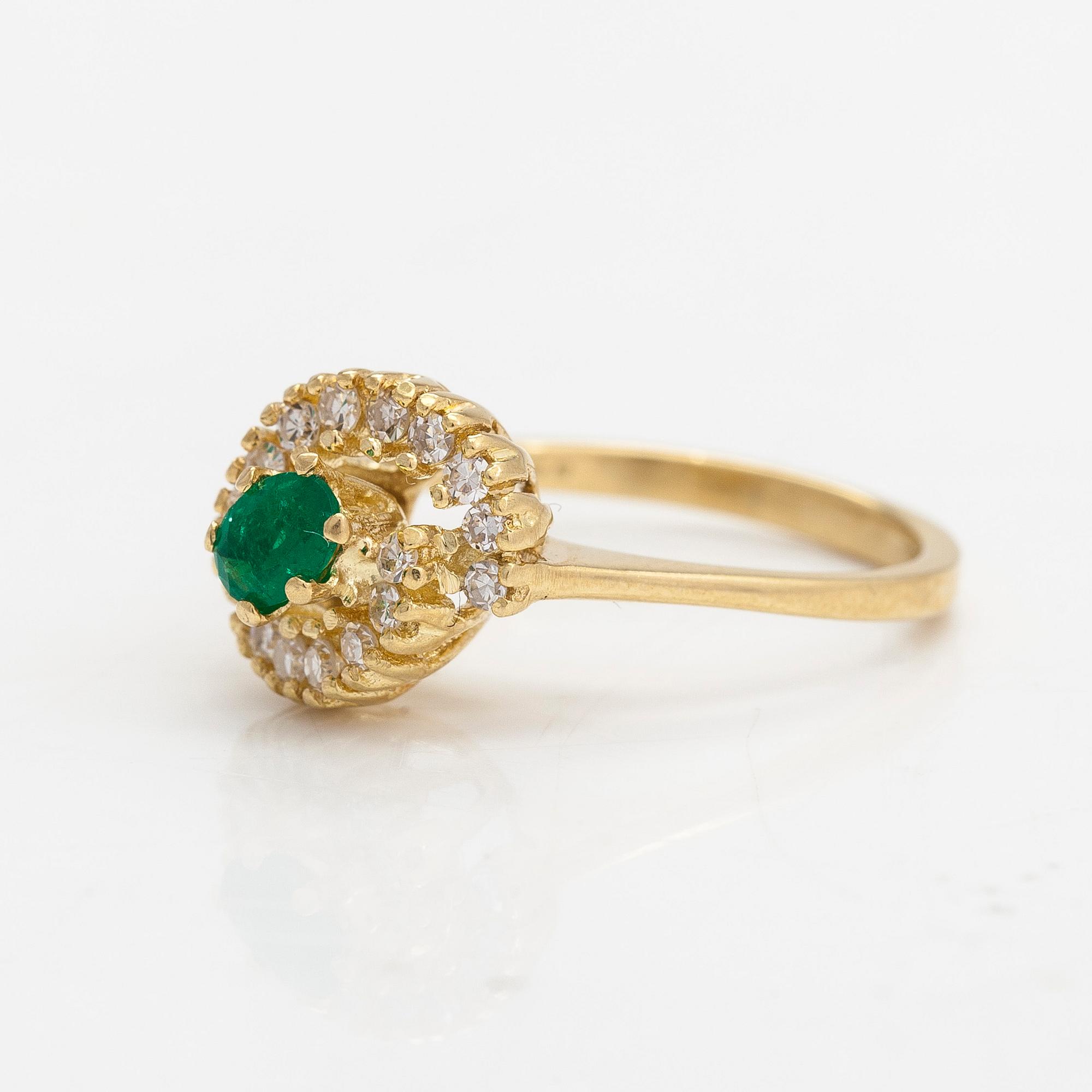 Sormus, 18K kultaa, smaragdi sekä briljanttihiottuja timantteja yht n 0.18 ct.