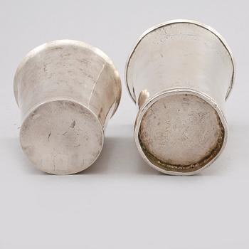 BÄGARE, 2 st, silver, 1700/1800-tal. Vikt 450 gram.